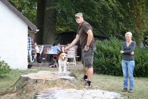 Sebastian mit seinem Beaglerüden Murphy